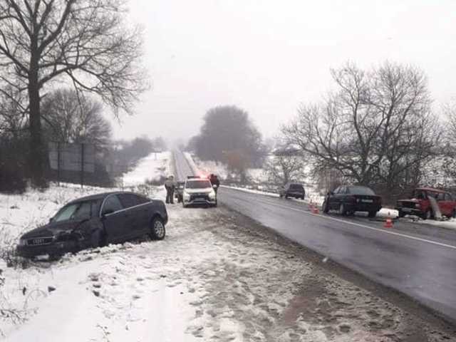 На автодороге «Житомир – Черновцы» при ДТП столкнулись три авто: пострадал 2-летний ребенок