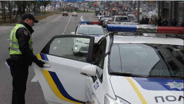 В Киеве в Дарницком районе под елкой нашли труп мужчины