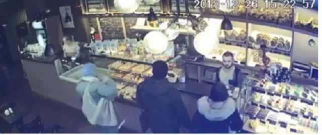 В Киеве воровки обчистили покупателя возле кассы: момент попал на видео