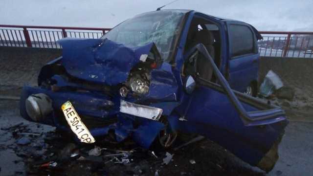 Из-за лобового столкновения на Новом мосту в Днепре женщину вырезали из салона Daewoo