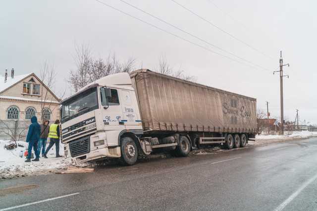 В Днепре в яме «утонула» фура, груженная пивом