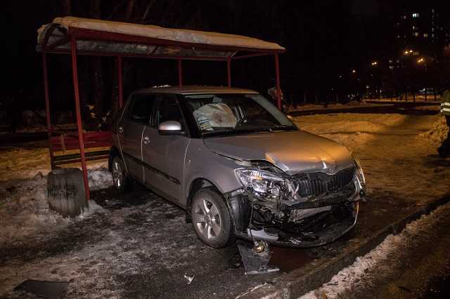 Вынесло на тротуар от столкновения: в Киеве авто влетело в остановку