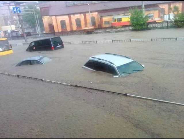 Часть города затопило фекалиями: во Львове прорвало канализацию, - местный житель