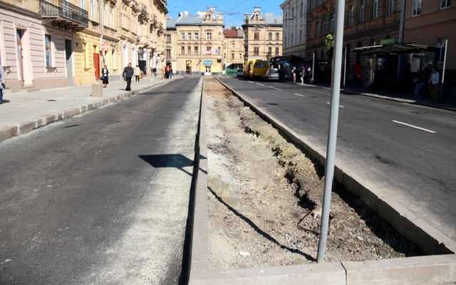 Вчора побудували: на новій дорозі у Львові поплив асфальт