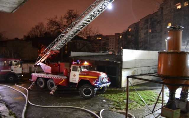 В Ровно произошел пожар в общежитии со студентами: учащихся эвакуировали