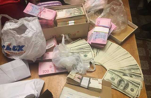 На Львівщині правоохоронці викрили сільського голову на організації системи «відкатів»