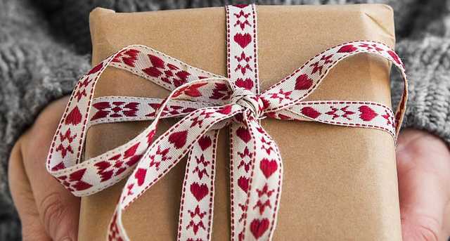 Украинские чиновники перед Новым годом массово игнорируют закон про дорогие подарки