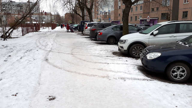 В Киеве на капот “героя парковки” высыпали мусор