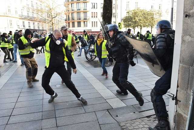 Седьмая неделя протестов в Париже: "желтые жилеты" схлестнулись с полицией