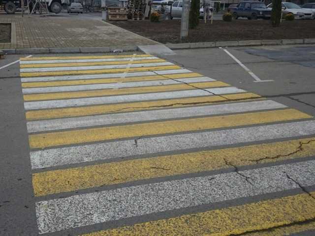 Автомобиль сбил ребенка во Львове: водитель бросил мальчика плакать на земле