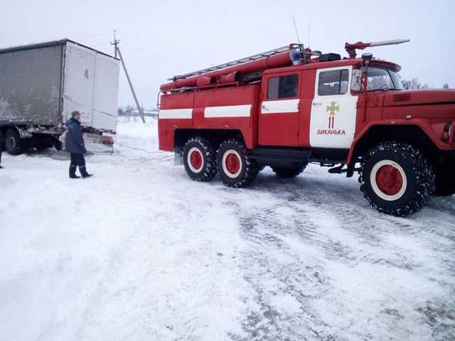 Под Полтавой вытащили из снежных заносов около сотни машин за сутки