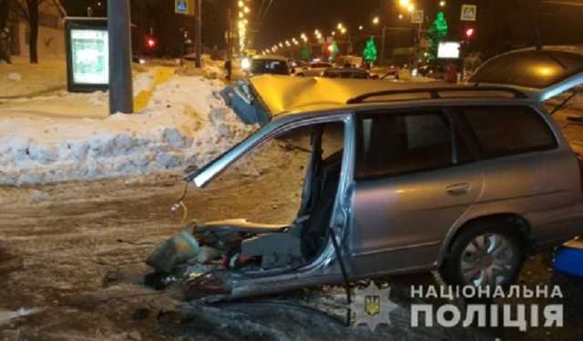 В Харькове в ДТП легковушку разорвало пополам