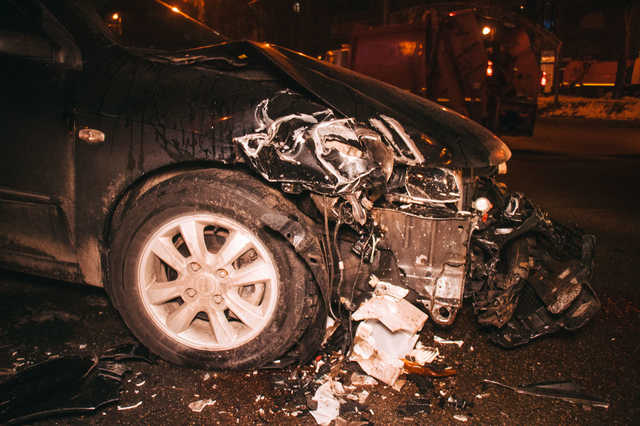 В Киеве на Крещатике мусоровоз столкнулся с легковушкой. В ДТП пострадала девушка