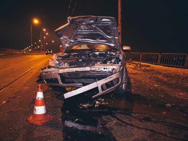 На мосту в Днепре Skoda врезалась в отбойник