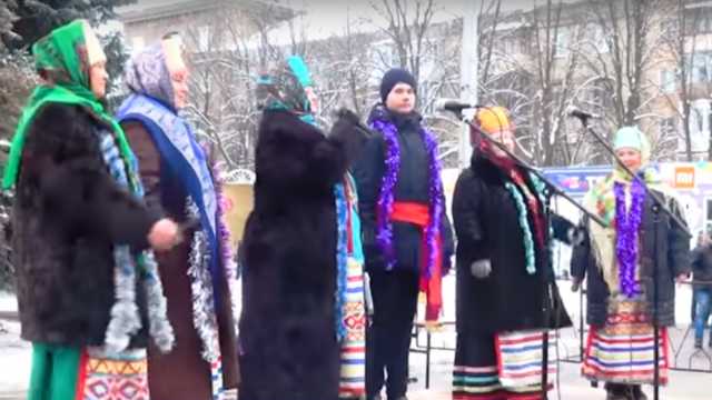 «Пенсионеры в кокошниках». В центре Горловки провели концерт к Новому году