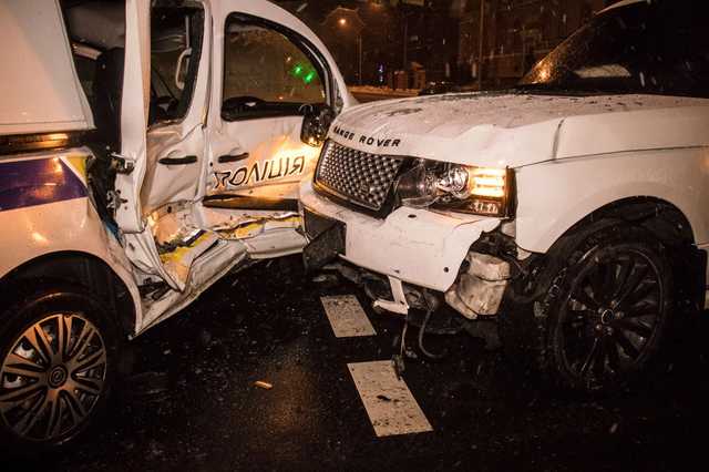 В Киеве Range Rover влетел в полицейский автомобиль