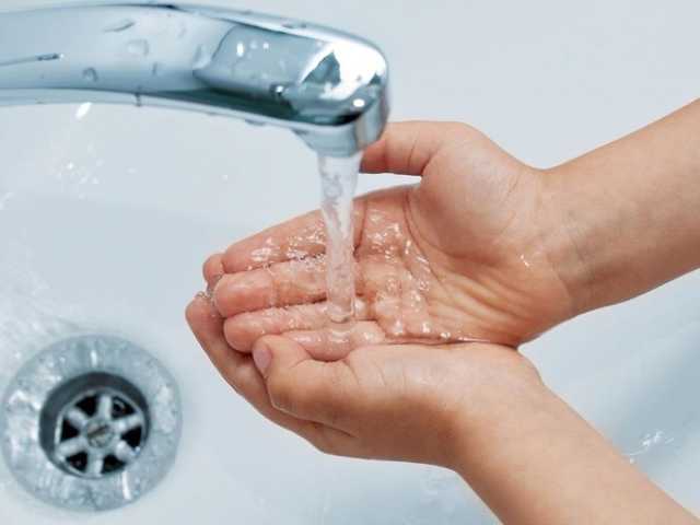 Жителям трех улиц в Киеве отключили воду из-за аварии