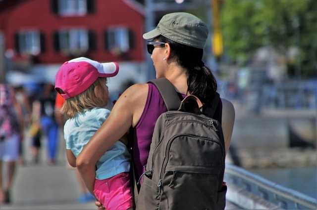 Молодым родителям начнут возмещать расходы на няню