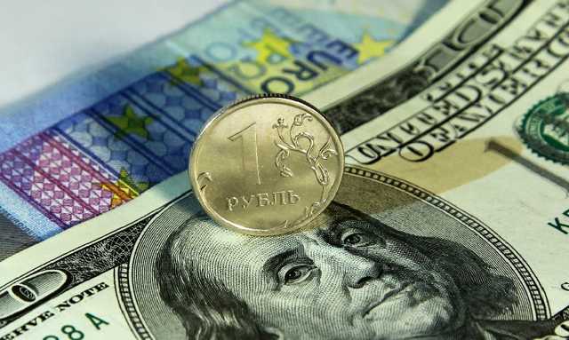 Рубль рухнул окончательно: в России валюта пробила новую отметку