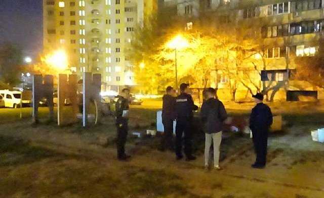 Угрожали застрелить: в Киеве двое парней ограбили студента