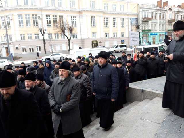 Винницкие священники потребовали от властей оставить в покое церковь и вернуть кафедральный собор