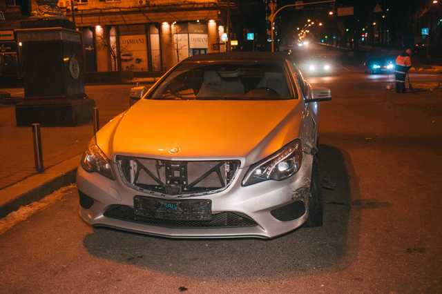В центре Киева кабриолет Mercedes протаранил такси