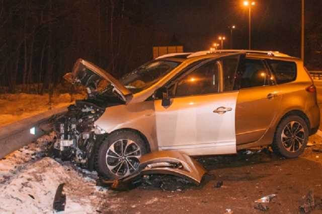 Под Киевом на светофоре Renault протаранил Mercedes: пострадал мужчина