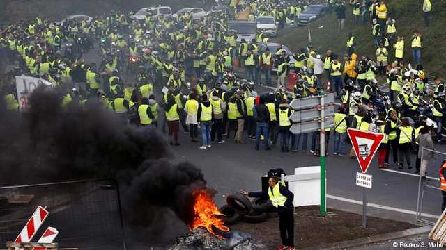 Во Франции продолжаются протесты "желтых жилетов", на улицах тысячи полицейских