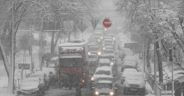 Из-за сильного гололеда в Киеве произошло 16 ДТП на проспекте Победы