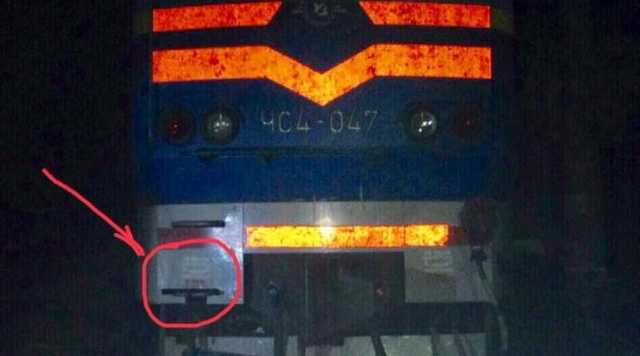 Чудом выжила: в Одессе поезд сбил женщину