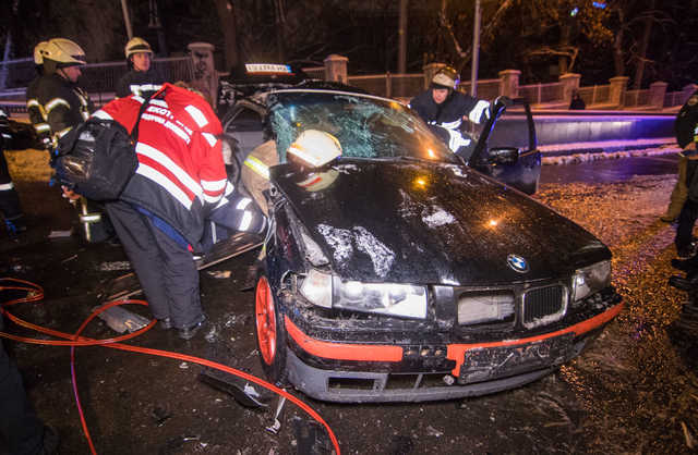 В центре Киева произошло ДТП: женщину вырезали из машины