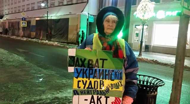 “Хватит убивать украинцев”: елки в Москве украсили сине-желтыми корабликами