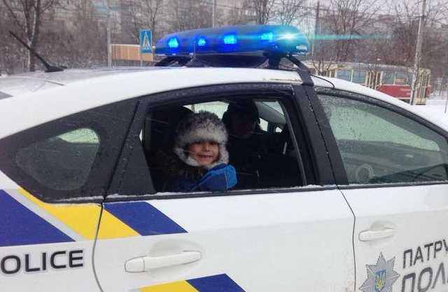 В центре Киева полицейские катали детей на патрульных машинах