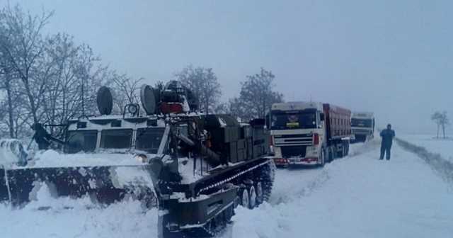 Стало известно, на каких трассах Украины из-за снегопада ограничено движение