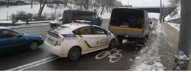 В Киеве полицейский Prius преследовал Land Cruiser и влетел в грузовик «Киевавтодора»