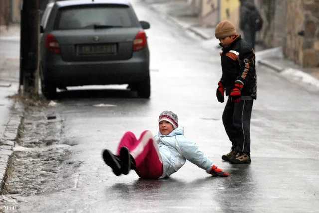 В Киеве за два месяца из-за гололеда травмировались более 3,5 тыс. человек