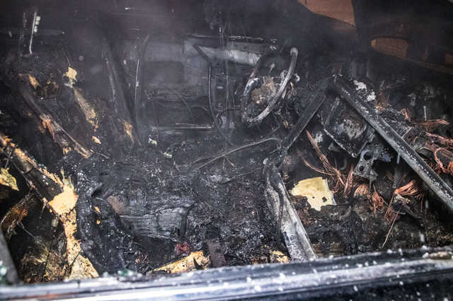 В Киеве на Троещине во дворе дома сгорели две машины