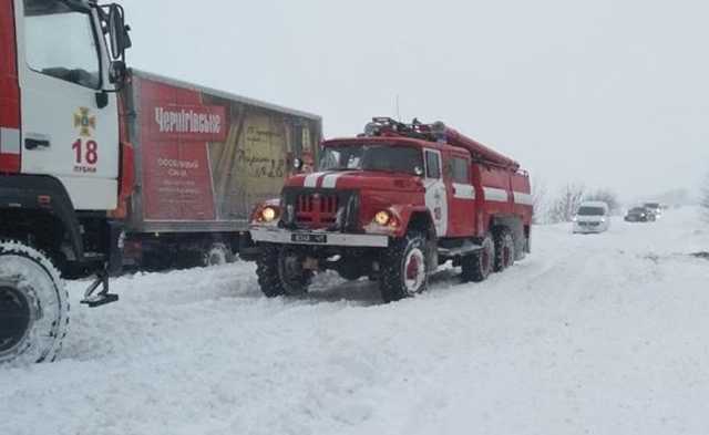 В большинстве областей Украины дороги замело снегом