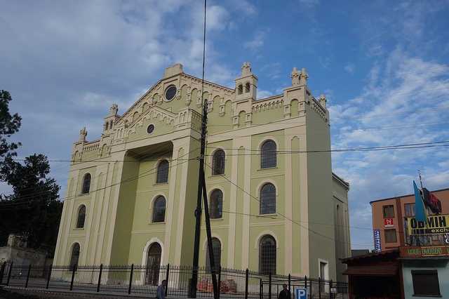 Во Львовской области разбили окна в Хоральной синагоге