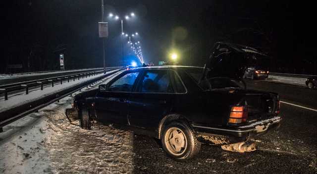Под Киевом водитель Ford дважды протаранил отбойник