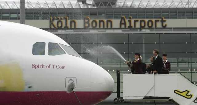 В трех крупных аэропортах Германии сотрудники начали забастовку