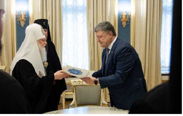 Порошенко обвинили в незаконном присвоении звания «Герой Украины» Филарету