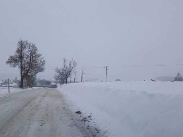 Чехию накрыло снегопадом: несколько тысяч людей остались без света, поезда не ходят