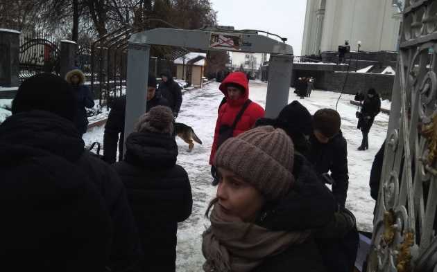 На вході в рівненський храм людей обшукували із собаками