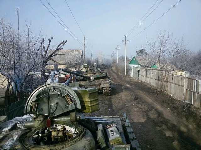 Появились новые фото и видео танков Путина на Донбассе