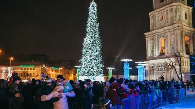 В Киеве на Софийской площади "проведут" новогодние праздники перед демонтажем елки и ярмарки