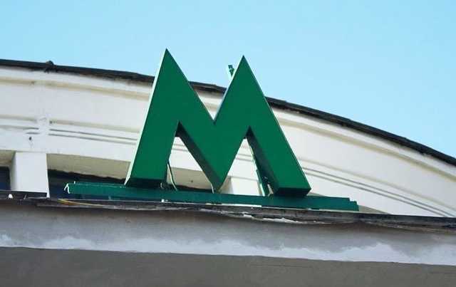 В Киеве вандалы разгромили остановку возле станции метро “Площадь Льва Толстого”