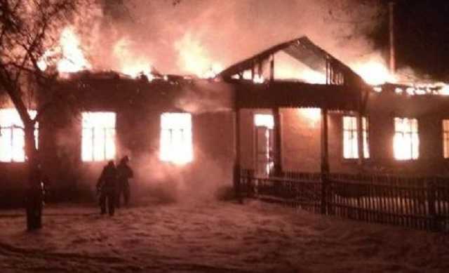Под Киевом дотла сгорел заброшенный дом культуры