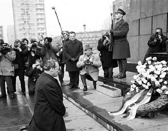 ’’Стать на колени’’: вокруг Зеленского разгорелся новый скандал