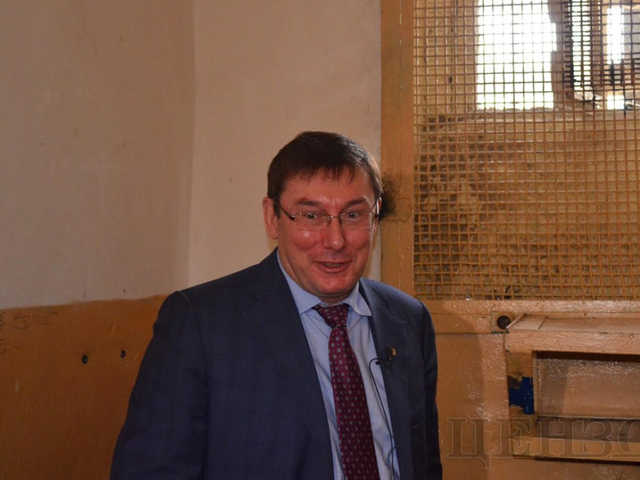 Суд обязал НАБУ открыть уголовное производство по факту получения генпрокурором Луценко неправомерной выгоды